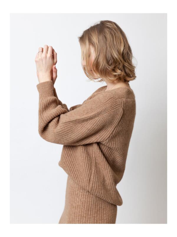 Pullover Victorious V Camel von LN Knits