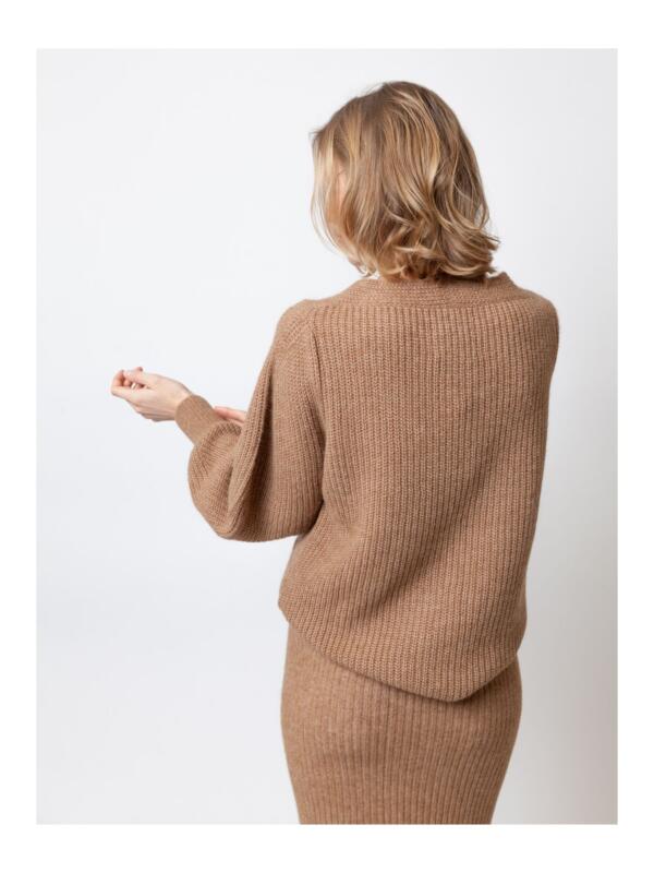 Pullover Victorious V Camel von LN Knits