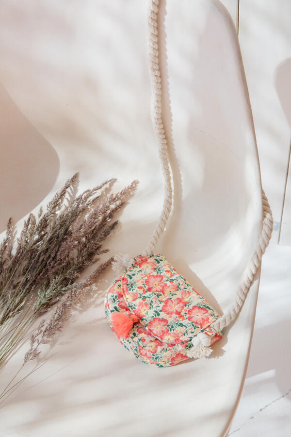 Kleine Tasche Poppy Pink Meadow von Louise Misha