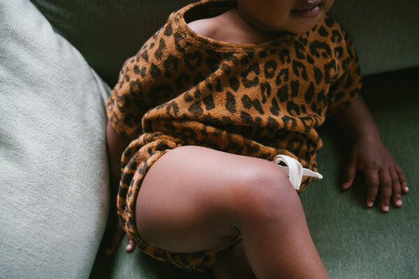 Towel Suit Baby Joe Leopard Sandstone von Daily Brat