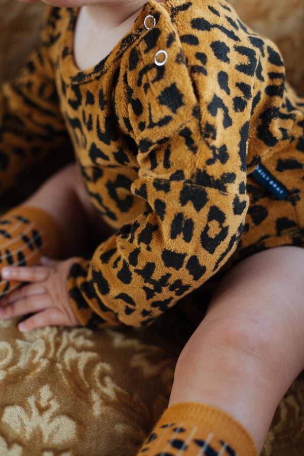 Suit Kids Leopard Sandstone von Daily Brat