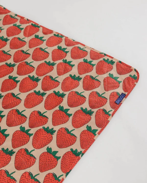 Picnic Decke Puffy Strawberry von BAGGU